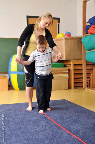 Photo: Physiotherapie mit kleinem Jungen Physiotherapie mit kleinem Jungen