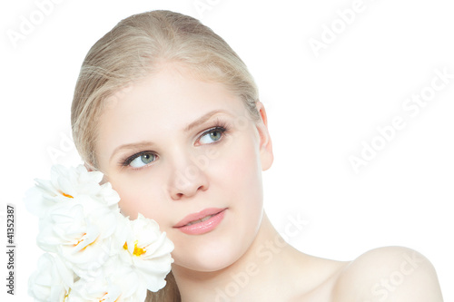 Foto: Portrait of a blonde teen girl with white flower Portrait of a blonde teen girl with white flower