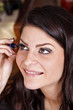 Femme appliquant du mascara