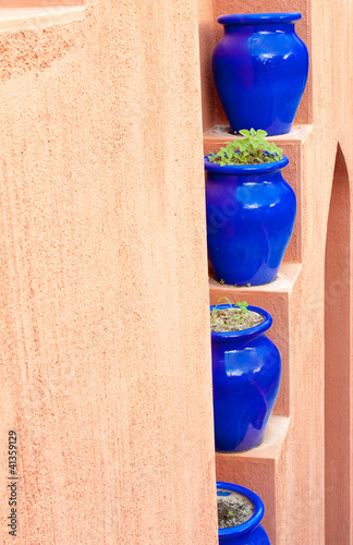 Photo: mur ocre, pots bleus, décoration mauresque mur ocre, pots bleus, décoration mauresque