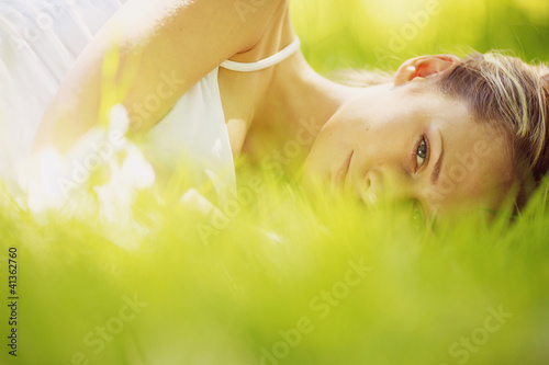 Foto: woman sleep on grass woman sleep on grass