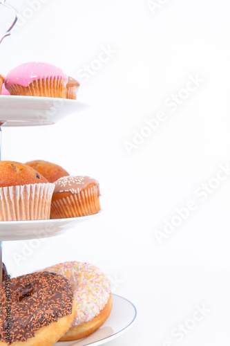 Foto: Close up of many cakes placed on three white plates Close up of many cakes placed on three white plates
