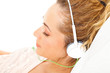 Junge Frau am Musik hören