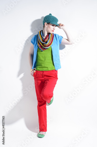 Photo: Junge Frau trägt farbige Kleidung (Color Blocking) Junge Frau trägt farbige Kleidung (Color Blocking)