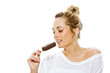 Junge Frau mit Eis