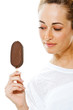 Junge Frau mit Eis