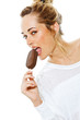 Junge Frau mit Eis