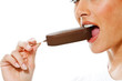 Junge Frau mit Eis