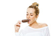 Junge Frau mit Eis