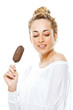 Junge Frau mit Eis