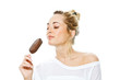Junge Frau mit Eis