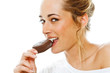 Junge Frau am Eis essen