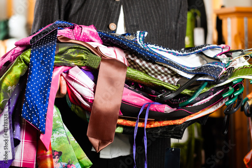 Photo: Mann kauft Tracht oder Dirndl in einer Boutique Mann kauft Tracht oder Dirndl in einer Boutique