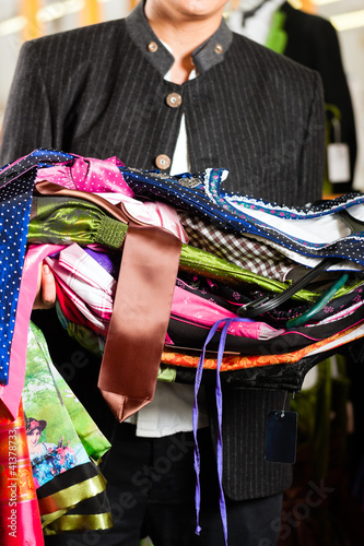 Photo: Mann kauft Tracht oder Dirndl in einer Boutique Mann kauft Tracht oder Dirndl in einer Boutique