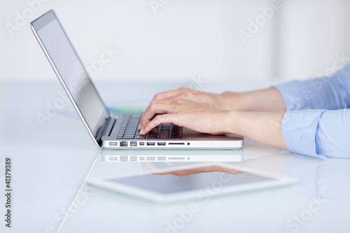 Photo: geschäftsfrau schreibt am laptop geschäftsfrau schreibt am laptop