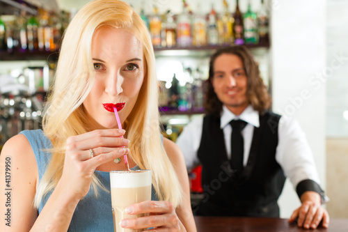 Photo: Barista mit Gast in Cafe oder Coffeeshop Barista mit Gast in Cafe oder Coffeeshop