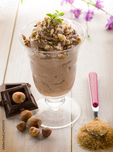 Foto: ice cream with chocolate and hazelnut ice cream with chocolate and hazelnut