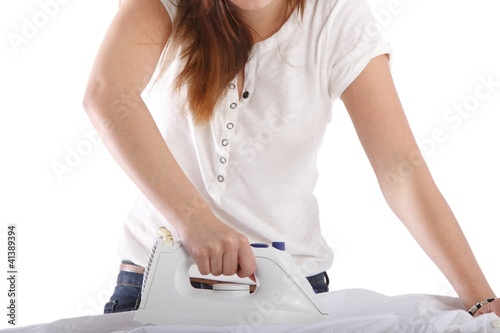 Foto: woman ironing on ironing board (white background) woman ironing on ironing board (white background)