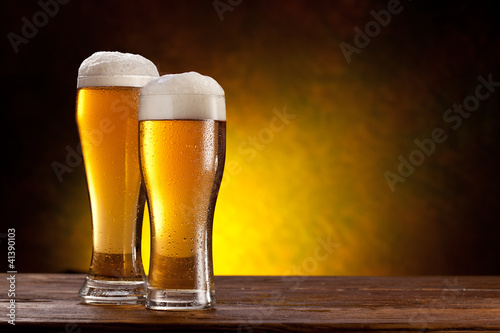 Foto: Beer barrel with beer glasses on a wooden table. Beer barrel with beer glasses on a wooden table.