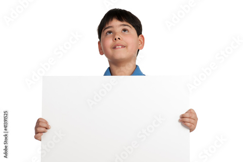 Foto: kind mit hinweisschild schaut hoch kind mit hinweisschild schaut hoch
