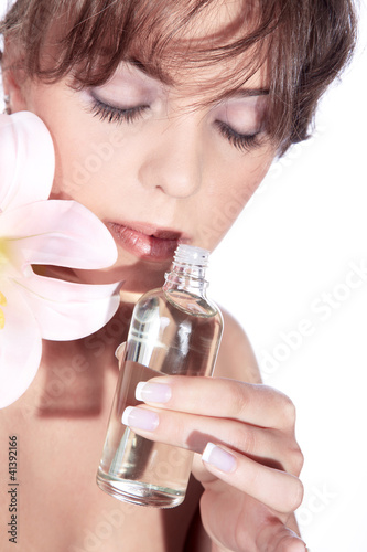 Foto: Beauty Frau riecht an Massage Öl Beauty Frau riecht an Massage Öl