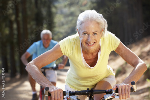 Foto: Senior couple on country bike ride Senior couple on country bike ride