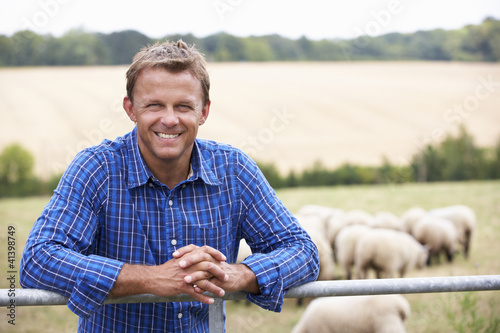 Foto: Man leaning on country fence Man leaning on country fence