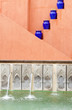 mur ocre, pots, piscine marocaine mur ocre, pots, piscine marocaine