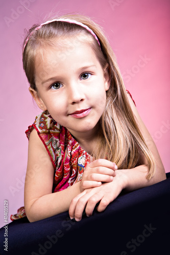 Foto: portrait of a young girl portrait of a young girl