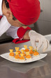 Foto: chef garnishing canapes chef garnishing canapes