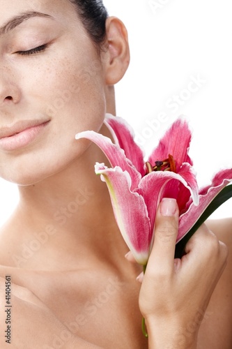 Foto: Closeup portrait of woman with lily Closeup portrait of woman with lily