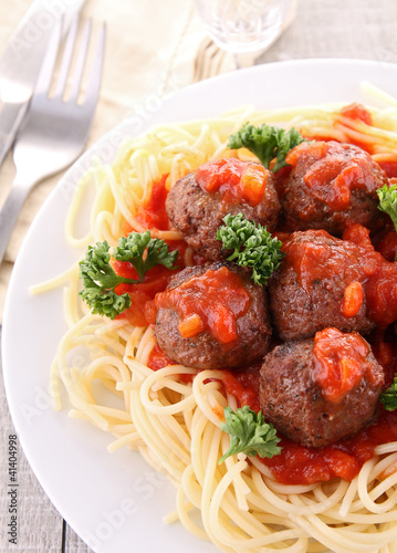 Foto: spaghetti and tomato sauce with meatballs spaghetti and tomato sauce with meatballs