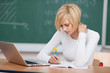 studentin mit laptop und unterlagen