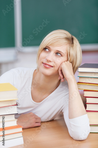 Foto: nachdenkliche studentin mit büchern nachdenkliche studentin mit büchern