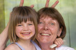 Oma mit Enkeltochter