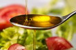 Foto: Olive oil flows into a spoon Olive oil flows into a spoon