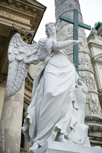 Foto: Angel statue near The St. Charles's Church, Vienna Angel statue near The St. Charles's Church, Vienna