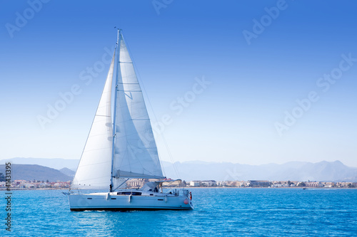 Foto: sailboat sailing in Mediterranean sea in Denia sailboat sailing in Mediterranean sea in Denia