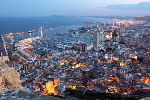 Foto: Aerial view of Alicante at dusk. Catalonia, Spain Aerial view of Alicante at dusk. Catalonia, Spain