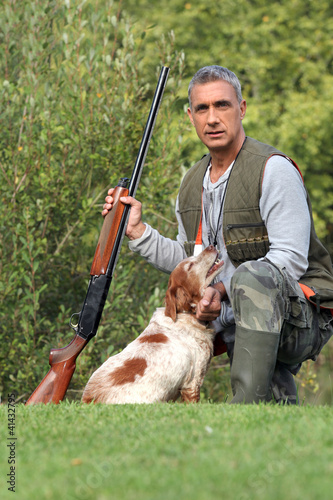 Foto: Hunter with shotgun and spaniel Hunter with shotgun and spaniel