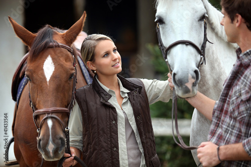 Foto: Couple stood with horse Couple stood with horse