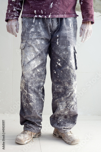 Foto: hands dirty trousers of plastering painter man hands dirty trousers of plastering painter man