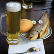 Geräucherte Forelle und ein Glas Faßbier