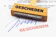 Holzstempel auf Dokument: Geschieden