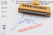 Holzstempel auf Dokument: Versteuert