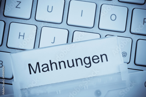 Foto: Aktenmappe zum Thema: Mahnungen Aktenmappe zum Thema: Mahnungen
