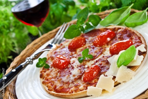 Foto: Rotwein und Pizza Rotwein und Pizza