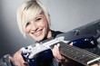 Foto: Junge rockige Frau lacht mit E-Gitarre Junge rockige Frau lacht mit E-Gitarre