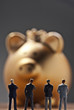 Banker vor einem goldenen Sparschwein