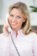 canvas print picture - natürliche junge frau am telefon